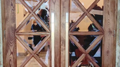 Івано-франківській ратуші повернули автентичні двері