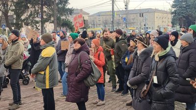 У Черкасах під міськрадою 25 листопада зібралися мітингарі У Черкасах під міськрадою 25 листопада зібралися мітингарі