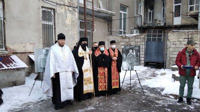 Загиблих під Крутами вшанували біля Тернопільського музею політв'язнів Загиблих під Крутами вшанували біля Тернопільського музею політв'язнів