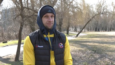 Запорізький тренер з карате пробіг 70 км аби зібрати гроші для українських захисників. СУСПІЛЬНЕ | ЛЮДИ