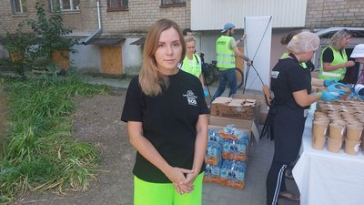 Борщ, плов, куряче стегно та овочевий салат. У Миколаєві волонтери роздають обіди нужденним Борщ, плов, куряче стегно та овочевий салат. У Миколаєві волонтери роздають обіди нужденним