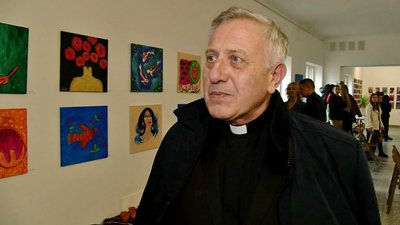 У Луцьку на виставці "Теплі долоні" презентували картини діти, які постраждали від війни У Луцьку на виставці "Теплі долоні" презентували картини діти, які постраждали від війни