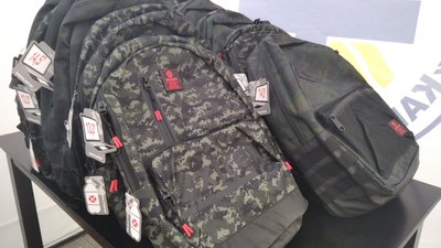 Житомирські волонтери подарували дітям-переселенцям 300 рюкзаків із канцелярським приладдям Житомирські волонтери подарували дітям-переселенцям 300 рюкзаків із канцелярським приладдям