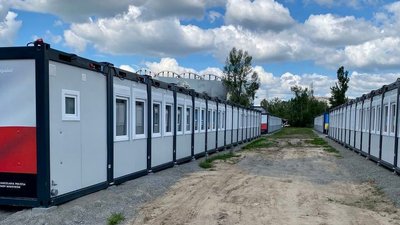 Львівські комунальники допомагають підключити воду до тимчасового містечка у Гостомелі