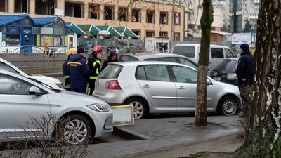 У Луцьку рятувальники визволили з авта малолітню дитину