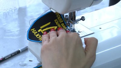 "Можливо, це врятує чиєсь життя". Іванофранківки шиють тактичні аптечки для військових "Можливо, це врятує чиєсь життя". Іванофранківки шиють тактичні аптечки для військових