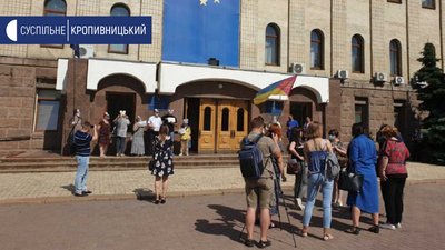У Кропивницькому представники Руху опору капітуляції організували акцію “Миші Зеленського” У Кропивницькому представники Руху опору капітуляції організували акцію “Миші Зеленського”