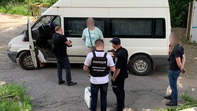 На Сумщині затримали педофіла, який 9 років шантажував та ґвалтував дівчину На Сумщині затримали педофіла, який 9 років шантажував та ґвалтував дівчину