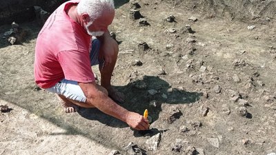 Дві тисячі артефактів за два тижні: на Вінниччині тривають розкопки на місці трипільського поселення Дві тисячі артефактів за два тижні: на Вінниччині тривають розкопки на місці трипільського поселення