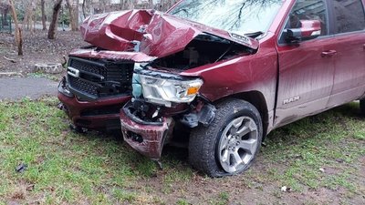 В Одесі водій зіткнувся з двома автівками й в'їхав у зупинку В Одесі водій зіткнувся з двома автівками й в'їхав у зупинку