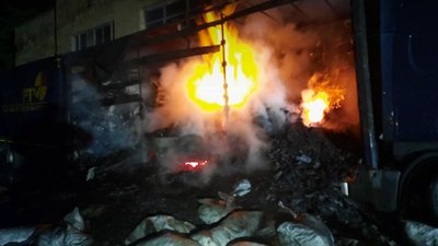У Рівному вночі згоріла вантажівка з деревним вугіллям