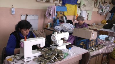 Теплий одяг та амуніцію для військових виготовляють у волонтерському центрі "Житомирські калинки" Теплий одяг та амуніцію для військових виготовляють у волонтерському центрі "Житомирські калинки"