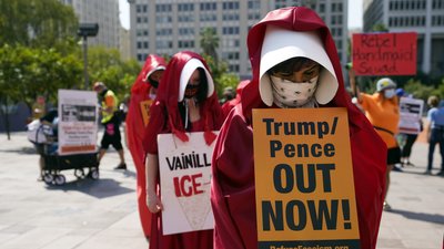 У США тисячі жінок протестували проти переобрання Трампа У США тисячі жінок протестували проти переобрання Трампа