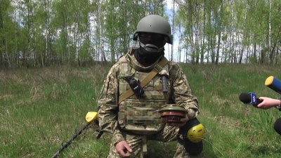 На півночі Житомирщини сапери територіальної оборони проводять роботи з розмінування На півночі Житомирщини сапери територіальної оборони проводять роботи з розмінування