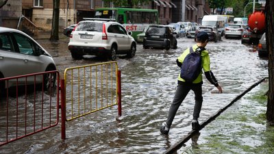 В Одесі злива затопила вулиці: патрульні називають проблему незначною