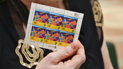 В Одесі люди вишикувалися у черги за новою маркою Укрпошти "Мрія". ФОТО. ВІДЕО В Одесі люди вишикувалися у черги за новою маркою Укрпошти "Мрія". ФОТО. ВІДЕО