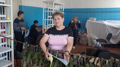 Волонтери з Коростеня сплели 1200 сіток та пошили понад 2000 пар білизни для ЗСУ Волонтери з Коростеня сплели 1200 сіток та пошили понад 2000 пар білизни для ЗСУ