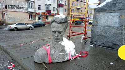 У Шепетівці демонтують пам'ятник Миколі Островському. 1 грудня 2022 рік. У Шепетівці демонтують пам'ятник Миколі Островському. 1 грудня 2022 рік.