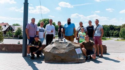 У місті на Волині встановили скульптуру меча в камені, який можна спробувати дістати У місті на Волині встановили скульптуру меча в камені, який можна спробувати дістати