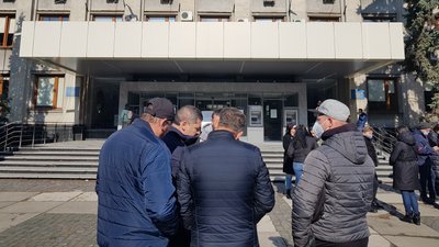 "Ми втрачаємо ринок": ужгородські підприємці вийшли до міськради проти вибіркового карантину "Ми втрачаємо ринок": ужгородські підприємці вийшли до міськради проти вибіркового карантину