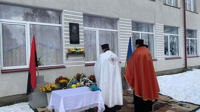 Освячення меморіальної дошки бійцю ЗСУ Роману Могилі (Савчуку) Освячення меморіальної дошки бійцю ЗСУ Роману Могилі (Савчуку)