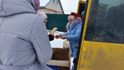 "Ми знаємо потреби людей, ми знаємо їхні переживання". Волонтери кожного тижня возять хліб на прикордоння Сумщини "Ми знаємо потреби людей, ми знаємо їхні переживання". Волонтери кожного тижня возять хліб на прикордоння Сумщини