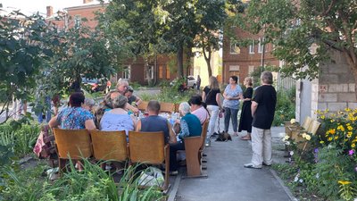 Жителі розбитого обстрілами гуртожитку на Ахієзерів у Харкові вшанували пам'ять загиблих сусідів Жителі розбитого обстрілами гуртожитку на Ахієзерів у Харкові вшанували пам'ять загиблих сусідів