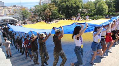 29 років незалежності: в Одесі Потьомкінськими сходами підняли 29-метровий стяг України 29 років незалежності: в Одесі Потьомкінськими сходами підняли 29-метровий стяг України