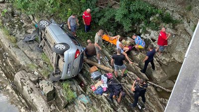 На Закарпатті автівка злетіла з мосту з висоти 10 метрів