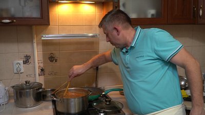 Капуста, гриби, ковбаски: як закарпатець Мирослав Слов’ян готує суп до Різдва за рецептом бабусі Капуста, гриби, ковбаски: як закарпатець Мирослав Слов’ян готує суп до Різдва за рецептом бабусі