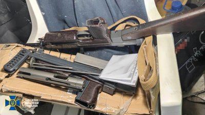 Закарпатська СБУ затримала організатора схеми контрабанди зброї в країни Євросоюзу Закарпатська СБУ затримала організатора схеми контрабанди зброї в країни Євросоюзу