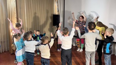 Вистава для дітей. Миколаївські студенти зіграли казкових персонажів у евакуаційному центрі Вистава для дітей. Миколаївські студенти зіграли казкових персонажів у евакуаційному центрі