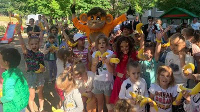 На Миколаївщині для дітей організували мобільний ігровий майданчик На Миколаївщині для дітей організували мобільний ігровий майданчик