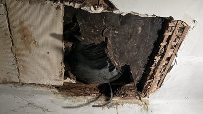 "Тут страшно жити: падають дроти, каміння". У Миколаєві мешканці будинку скаржаться на його стан "Тут страшно жити: падають дроти, каміння". У Миколаєві мешканці будинку скаржаться на його стан