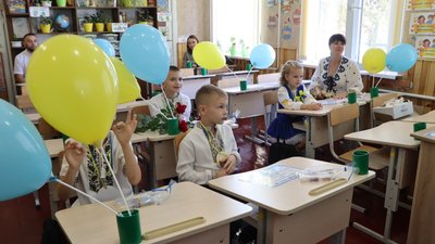 "Найкращі шкільні роки — коли було мирно": як відзначили День знань в Охтирці на Сумщині