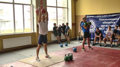 Одразу два чемпіонати з гирьового спорту відбуваються у Хмельницькому