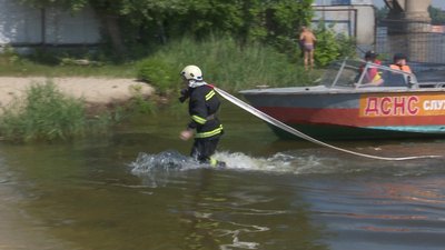 У Дніпрі вчилися рятувати потопельників У Дніпрі вчилися рятувати потопельників