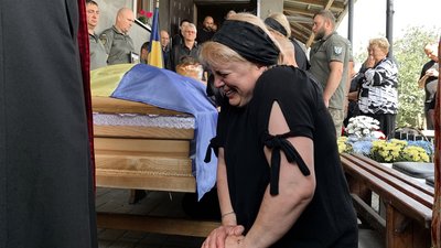 У Драгомирчанах попрощалися з бійцем, батьком трьох дітей Ігорем Антоняном У Драгомирчанах попрощалися з бійцем, батьком трьох дітей Ігорем Антоняном