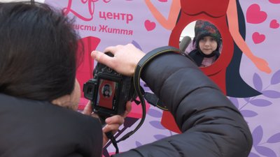 "Із кризової вагітності є вихід, але це не аборт": у Черкасах відбулася акція підтримки жінок "Із кризової вагітності є вихід, але це не аборт": у Черкасах відбулася акція підтримки жінок