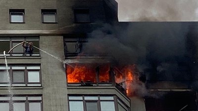 У Києві поблизу посольства США зайнялася багатоповерхівка, є загиблий