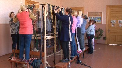У селі на Черкащині переселенці з "гарячих" областей оговтуються та допомагають фронту У селі на Черкащині переселенці з "гарячих" областей оговтуються та допомагають фронту
