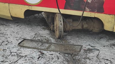 У Харкові трамвай зійшов з рейок та врізався у дерево