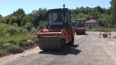 Чекали півстоліття: між двома селами на Чернігівщині ремонтують дорогу Чекали півстоліття: між двома селами на Чернігівщині ремонтують дорогу