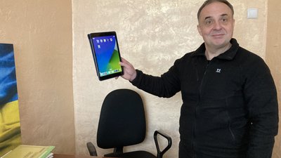 Учні та вчителі зруйнованого ракетою РФ ліцею в Лозовій отримали iPad для навчання