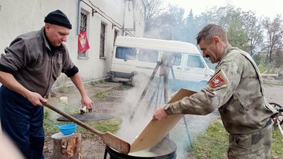 Тернопільські волонтери відвезуть бійцям на Схід п'ять тисяч вареників Тернопільські волонтери відвезуть бійцям на Схід п'ять тисяч вареників