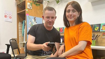 На Рівненщині створили художню карту України. Картину хочуть продати, аби допомогти ЗСУ На Рівненщині створили художню карту України. Картину хочуть продати, аби допомогти ЗСУ