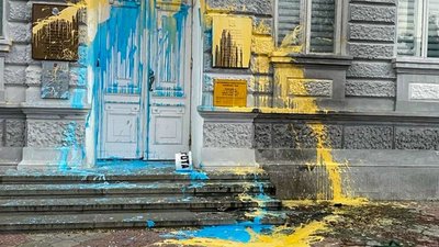 У Криму затримали художника, який облив синьо-жовтою фарбою міськраду Євпаторії