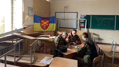 Бійці тернопільської бригади пишуть радіодиктант у розбомбленій школі Бійці тернопільської бригади пишуть радіодиктант у розбомбленій школі