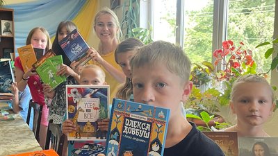 Чернівецька благодійниця купила книги для дітей в сільську бібліотеку в горах