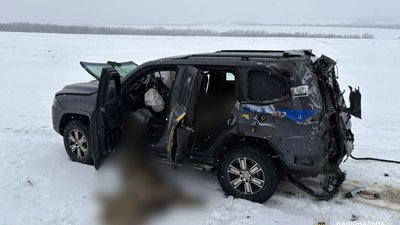 Авто поліцейських спецпідрозділу "Білі Янголи", у яке влучив російський дрон